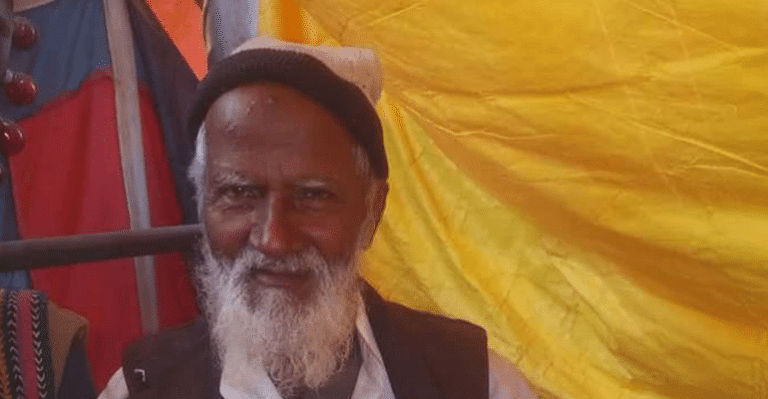 “Mullah Ji Light Waale” – This 77-YO Is Lighting The Camps Of Kumbh Mela Since 3 Decades