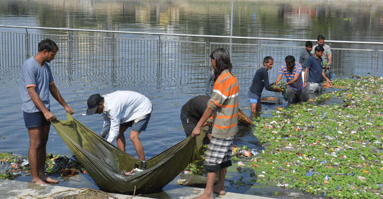 badlav beggars clean gomti river