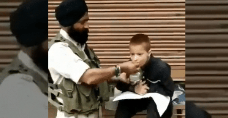This CRPF Jawan’s Simple Act Of Compassion Is Warming Everyone’s Hearts Online