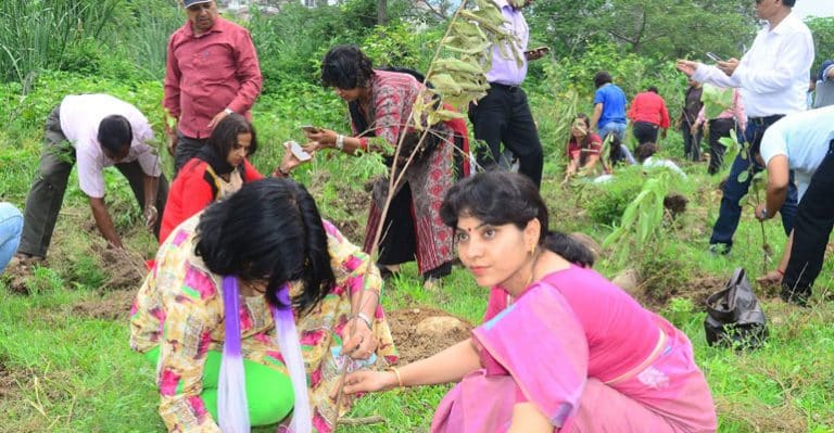 Within Just 10 Minutes, 35000 Families Planted 2.1 Lakh Trees In Dehradun