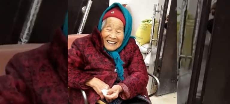 A Priceless Moment Is When An 107-Year-Old Mother Gives Candy To Her 87-YO Daughter