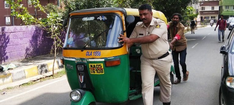 3 Cheers For Bengaluru Police: Cop Helps Auto Driver, Kind Act Strikes A Chord With Netizens