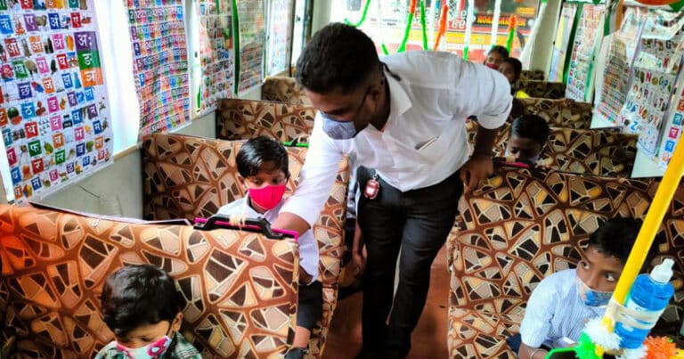 This Man Has Turned A Bus Into School For The Underprivileged Children In Mumbai