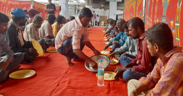 ‘Hunger Has No Religion’ Affirms Hyderabad Activist, Feeds Thousands For 3943 Days, And Counting