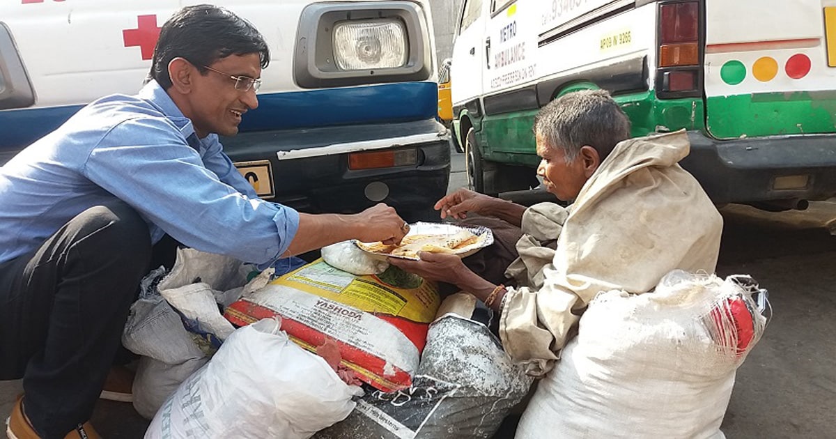 ‘Hunger Has No Religion’ Affirms Hyderabad Activist, Feeds Thousands For 3943 Days & Counting